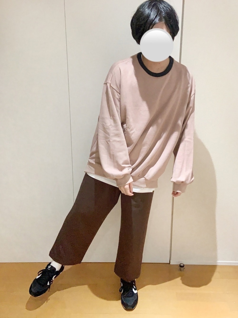 「秋のコーデ、秋コーデ、くすみカラー、くすみピンク、ワイドパンツ、着回しコーデ、ビッグシルエット、ビックシルエット、デート、スウェット」｜「LILLのスモーキートーンドロップショルダー袖ボリュームサイドスリットクルースウェット（スウェット、ピンク系）」を使った、えるくんさん（メンズ・180cm）の秋コーディネートの1枚目の写真