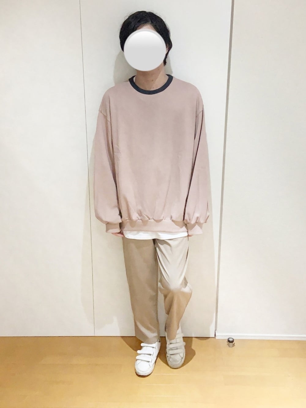 「休日スタイル、秋のコーデ、秋コーデ、着回しコーデ、くすみカラー、くすみピンク、テーパードパンツ、ビックシルエット、ビッグシルエット、きれいめカジュアル」｜「LILLのスモーキートーンドロップショルダー袖ボリュームサイドスリットクルースウェット（スウェット、ピンク系）」を使った、えるくんさん（メンズ・180cm）の秋コーディネートの1枚目の写真