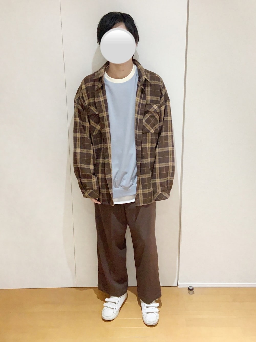 「シンプル、シンプルコーデ、くすみカラー、くすみブルー、ブラウン、チェック、着回しコーデ、秋のコーデ、秋コーデ、きれいめカジュアル」｜「kutirのCPOシャツジャケット(フラップポケットシャツジャケット)【youtuberげんじくん紹介商品】（ブルゾン、ブラウン系）」を使った、えるくんさん（メンズ・180cm）の秋コーディネートの1枚目の写真