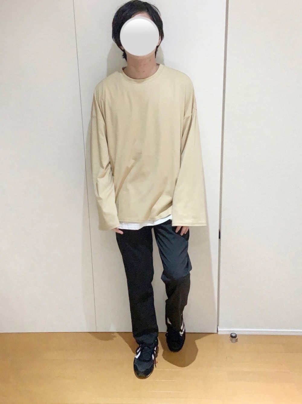 「王道、シンプルコーデ、秋のコーデ、秋コーデ、着回しコーデ、シンプル、シンプルスタイル、レイヤードスタイル」｜「LILLのオーバーサイズ 長袖 Tシャツ ＆ タンクトップ リアルレイヤード アンサンブル セット（Tシャツ/カットソー、ベージュ系）」を使った、えるくんさん（メンズ・180cm）の秋コーディネートの1枚目の写真