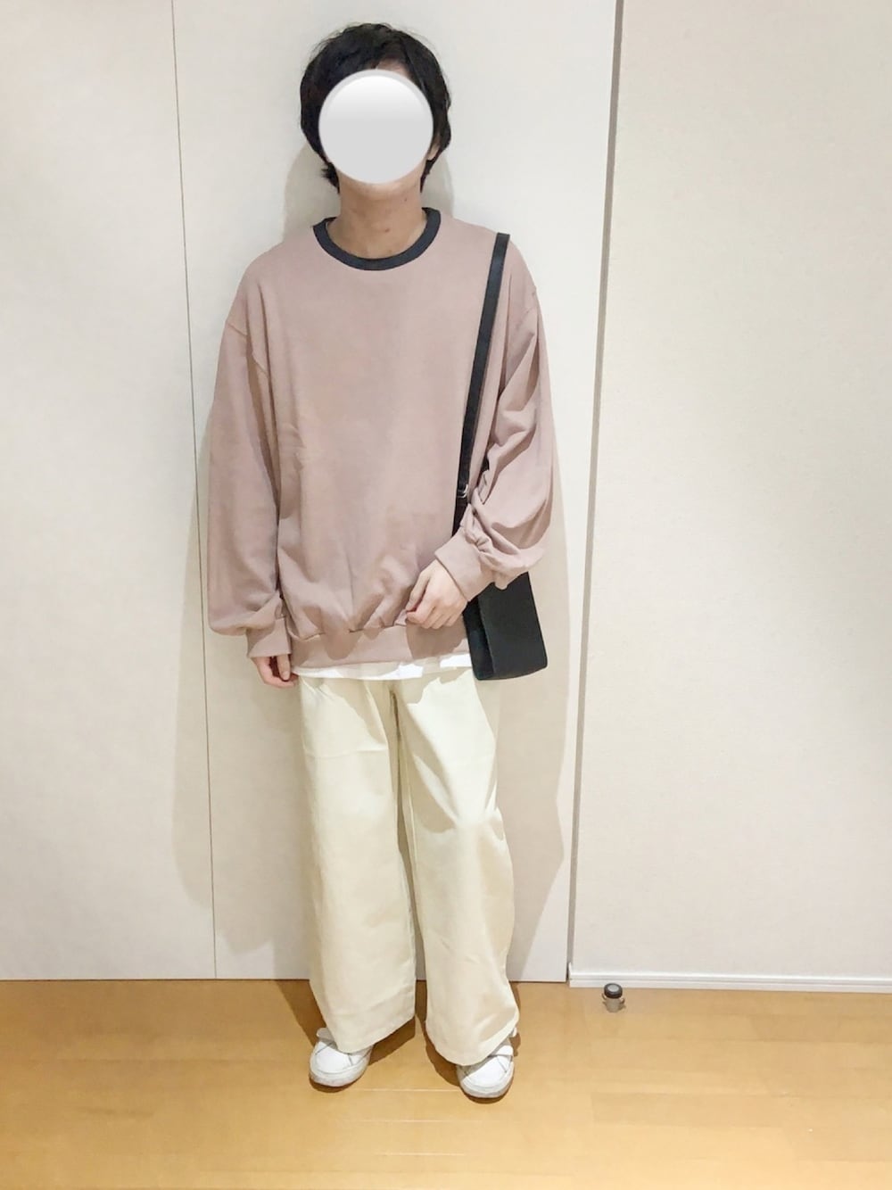 「デート、くすみカラー、くすみピンク、ホワイトパンツ、ワイトパンツ、ビッグシルエット、ビックシルエット、シンプルコーデ、着回しコーデ、秋のコーデ」｜「LILLのスモーキートーンドロップショルダー袖ボリュームサイドスリットクルースウェット（スウェット、ピンク系）」を使った、えるくんさん（メンズ・180cm）の秋コーディネートの1枚目の写真