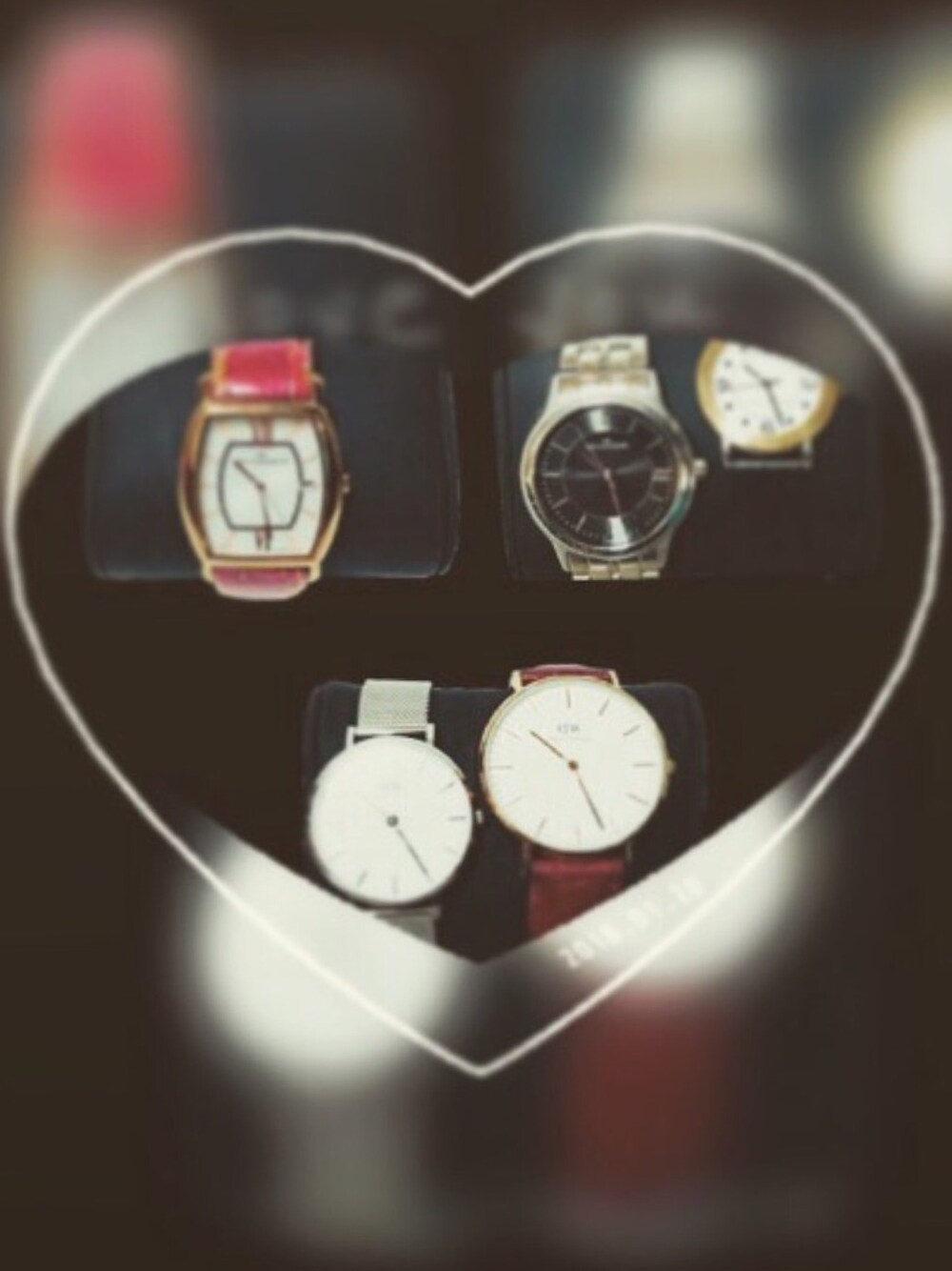 ブラウン系のアナログ腕時計、シルバー系のアナログ腕時計、ブラック系のアナログ腕時計を着用したレディースの冬コーディネートの1枚目の写真