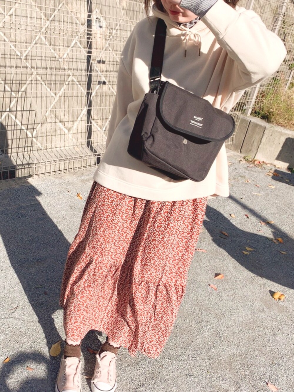 「カジュアル、プチプラ、ベージュコーデ、ブラウンコーデ、タートルネック、ラフ、秋のコーデ、秋、おしゃれさんと繋がりたい、柄スカート」｜「koeの裏毛裏起毛パーカー（パーカー、ホワイト系）」を使った、Harupiisさん（レディース・156cm）の秋コーディネートの1枚目の写真