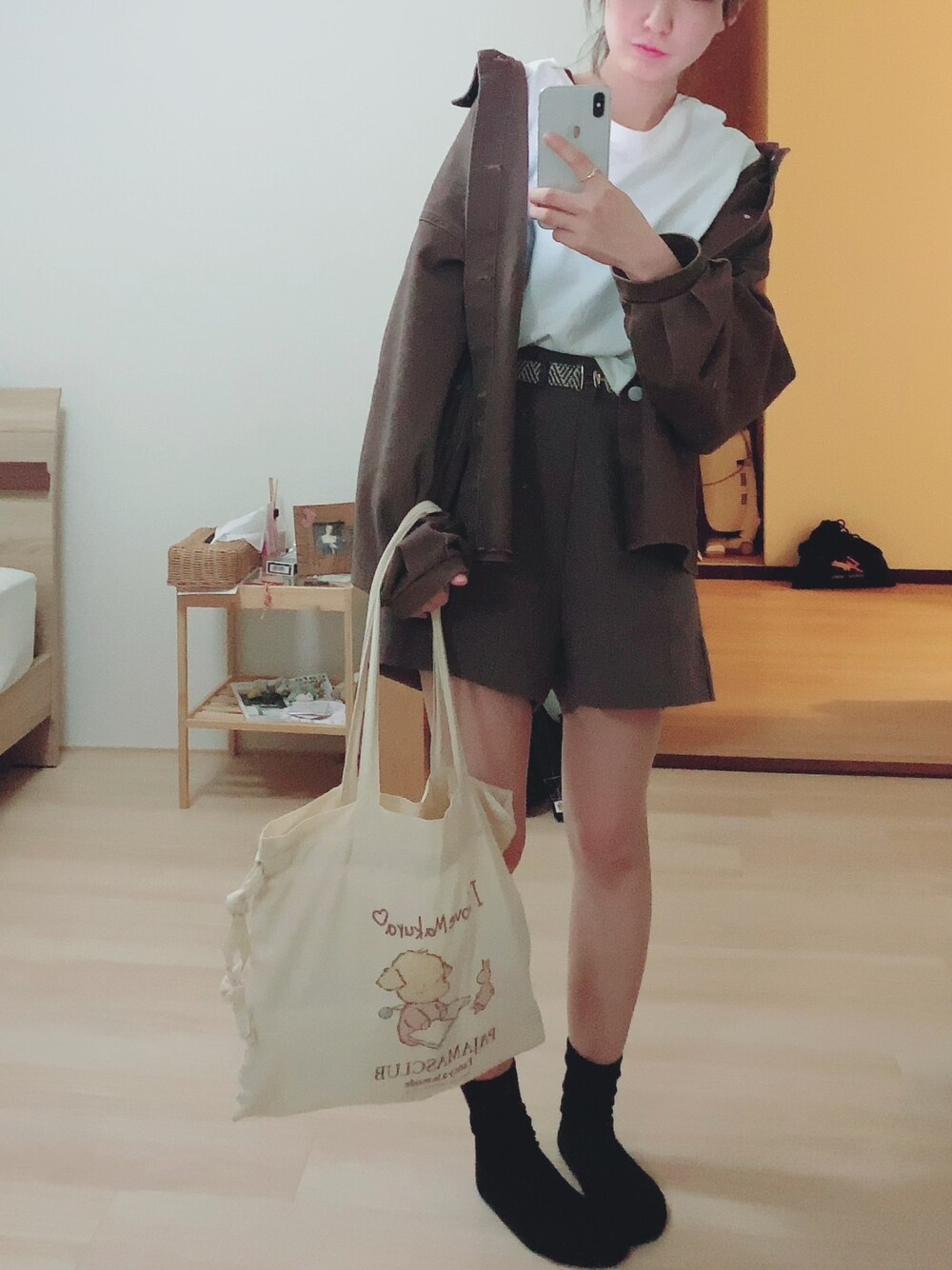 「春コーデ、オーバーサイズ、シンプルコーデ、休日スタイル、プチプラ、ビッグシルエット、トートバッグ、ロンT、ショートパンツ、デート」｜「Fancy a la modeのアイテム（トートバッグ、ベージュ系）」を使った、Harupiisさん（レディース・156cm）の春コーディネートの1枚目の写真