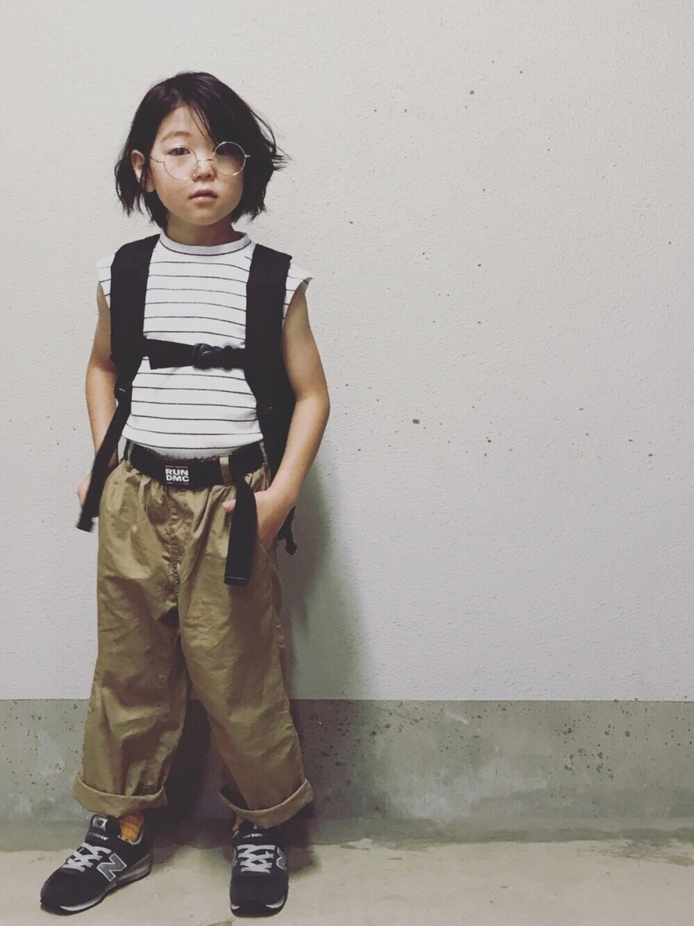 ブラック系のバックパック/リュック、ブルー系のスニーカー、ホワイト系のTシャツ/カットソーを着用したキッズの夏コーディネートの1枚目の写真