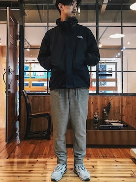 「CLANE（クラネ）のアイテム（スラックス）」を使った、東沢 翼さん（メンズ・178cm）の春コーディネート
