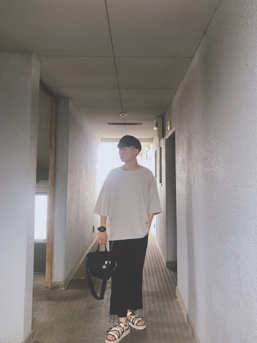 ベージュ系のTシャツ/カットソー、ブラック系のショルダーバッグ、ブラック系のその他パンツを着用したメンズの夏コーディネートの1枚目の写真
