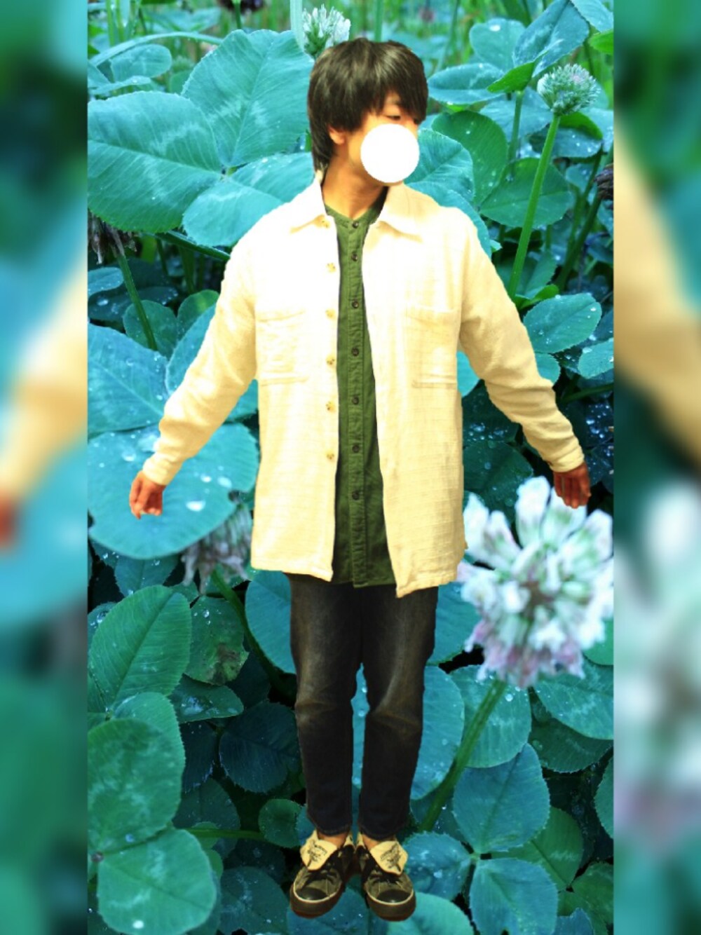 ホワイト系のその他アウター、グリーン系のシャツ/ブラウス、ブルー系のデニムパンツを着用したメンズの春コーディネートの1枚目の写真