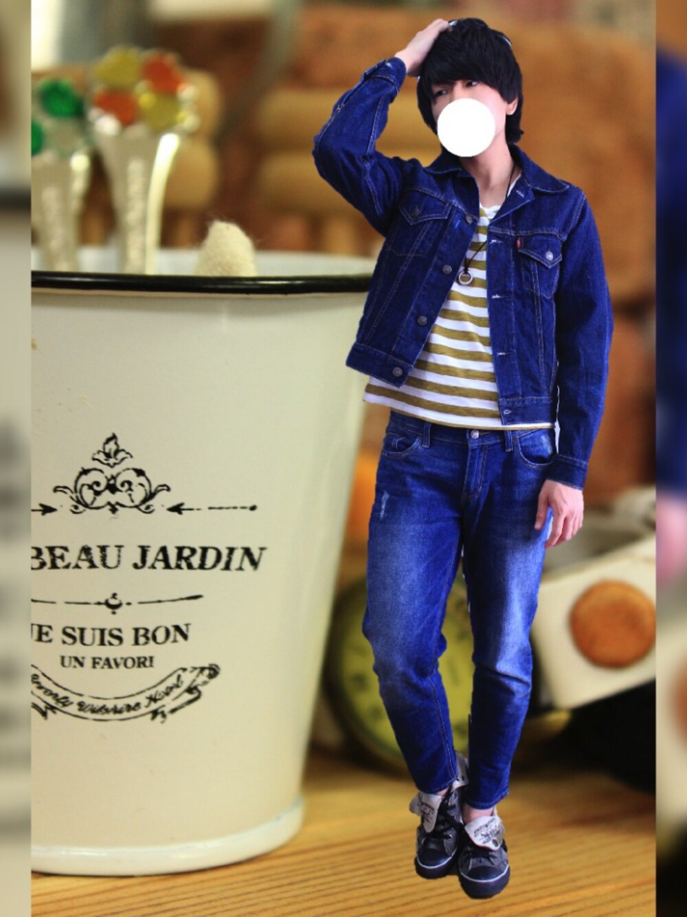 イエロー系のTシャツ/カットソー、ブルー系のデニムパンツ、ブルー系のデニムジャケットを着用したメンズの春コーディネートの1枚目の写真