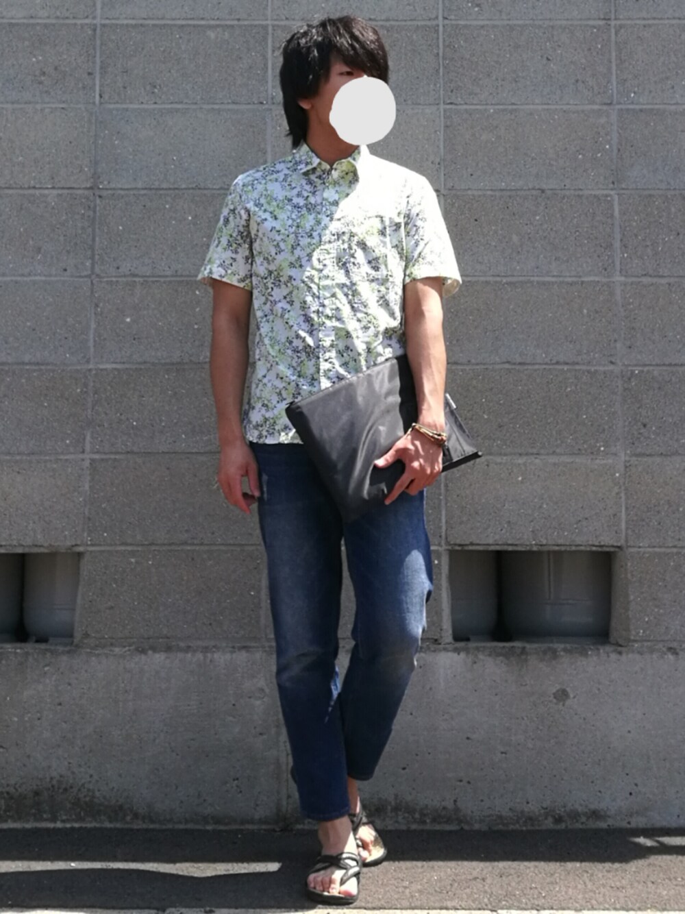 ブルー系のデニムパンツ、ホワイト系のシャツ/ブラウス、その他のサンダルを着用したメンズの春コーディネートの1枚目の写真