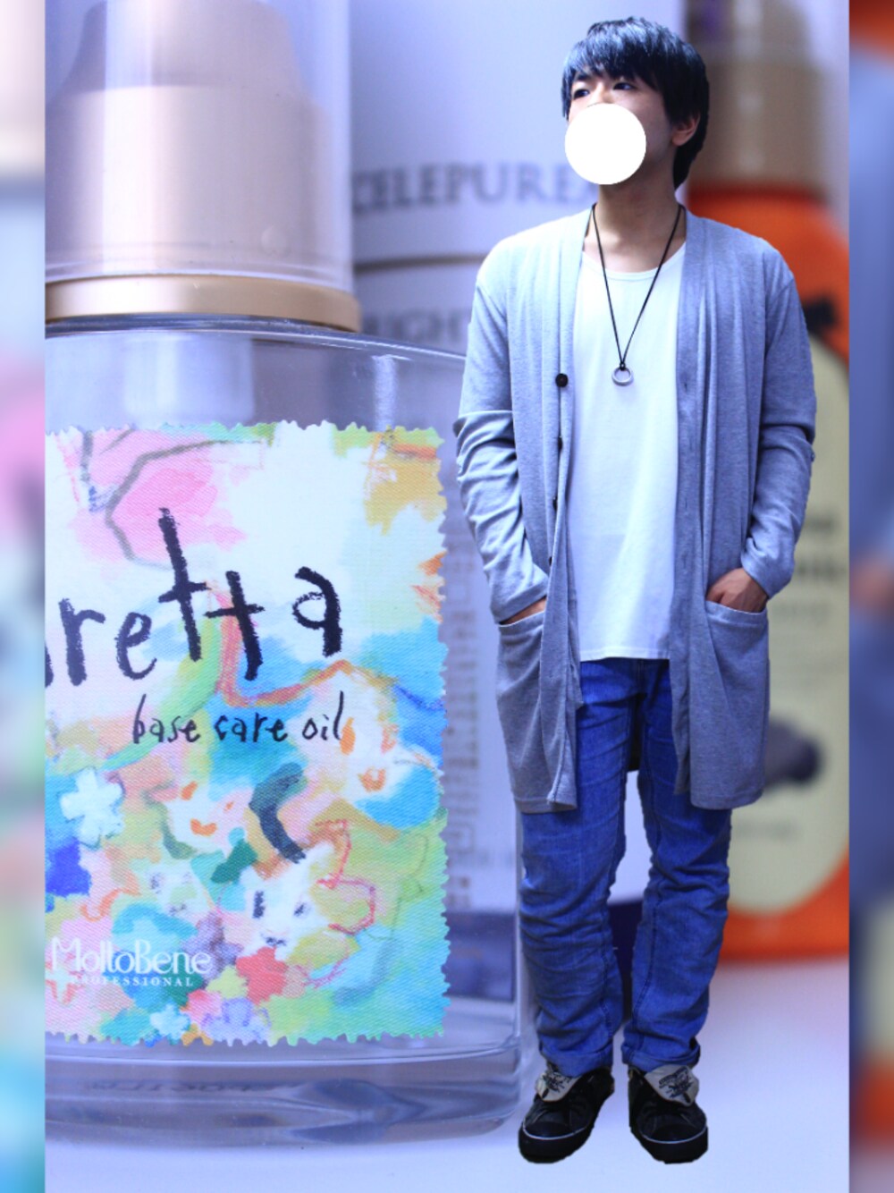 グレー系のカーディガン/ボレロ、ホワイト系のタンクトップ、ブルー系のデニムパンツを着用したメンズの春コーディネートの1枚目の写真