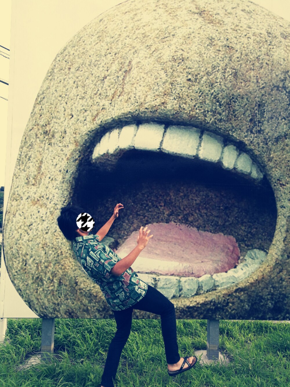 ブラック系のデニムパンツ、その他のサンダル、グリーン系のシャツ/ブラウスを着用したメンズの夏コーディネートの1枚目の写真