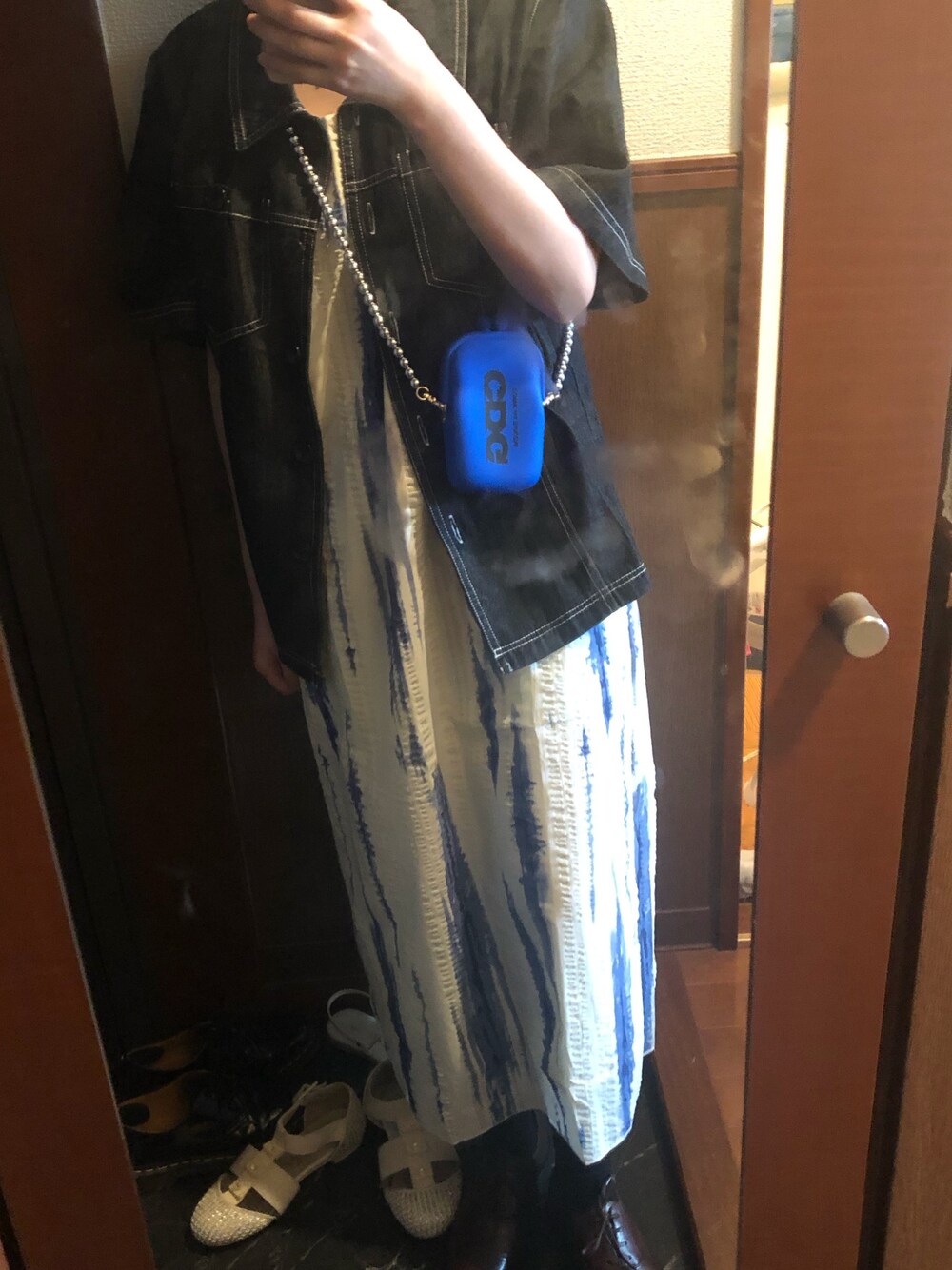 「COMME des GARCONSのアイテム（コインケース、ブルー系）」を使った、偽物飛鳥さん（レディース・156cm）の夏コーディネートの1枚目の写真