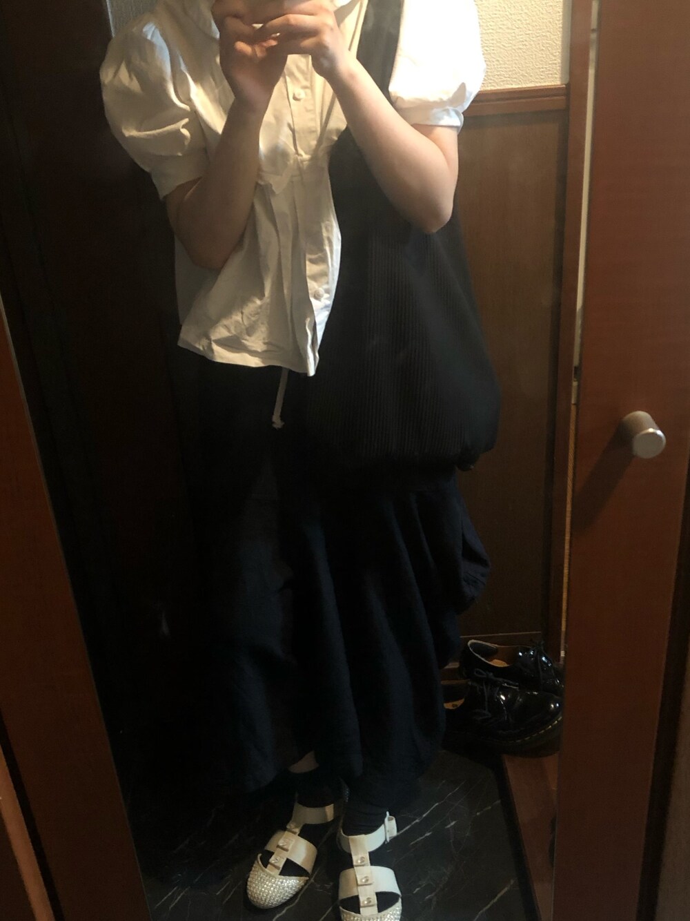 「COSのアイテム（ハンドバッグ、ブラック系）」を使った、偽物飛鳥さん（レディース・156cm）の夏コーディネートの1枚目の写真