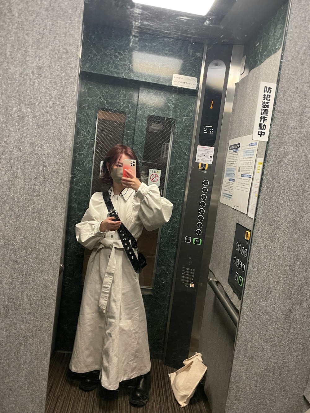 「MOUSSYのPUFF SLEEVE DENIM LONG ドレス（ワンピース、ホワイト系）」を使った、偽物飛鳥さん（レディース・156cm）の春コーディネートの1枚目の写真