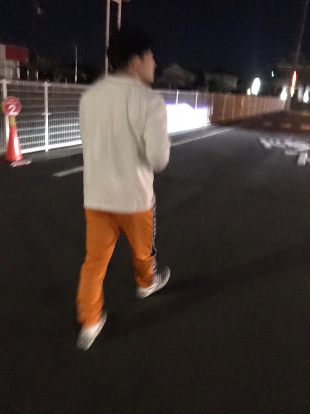 「お洒落さんとつながりたい、KAPPA、ストリート、スケボー、春コーデ、VANS、トラックパンツ、スリッポン、ロンT」｜「United Athleの【UNITED ATHLE】リブロングスリーブTシャツ ロンTEE（Tシャツ/カットソー、ホワイト系）」を使った、KOUKIさん（メンズ・160cm）の春コーディネートの1枚目の写真