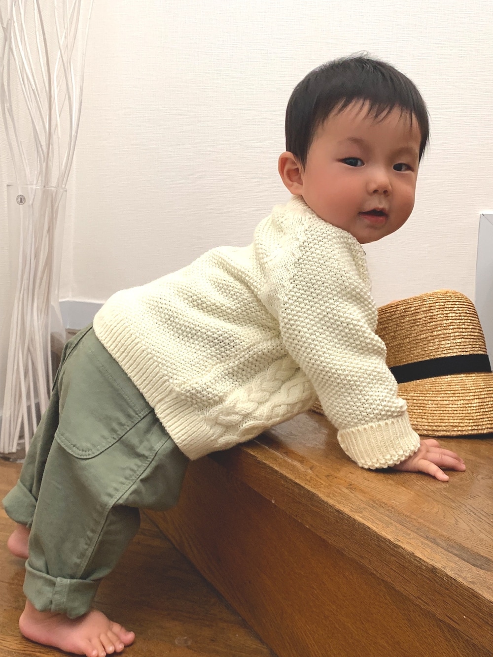 「カジュアルコーデ、男の子コーデ、０歳、7ヶ月、白カーディガン、緑パンツ」｜「無印良品のアイテム（カーディガン/ボレロ、ホワイト系）」を使った、kote629さん（キッズ・70cm）の冬コーディネートの1枚目の写真