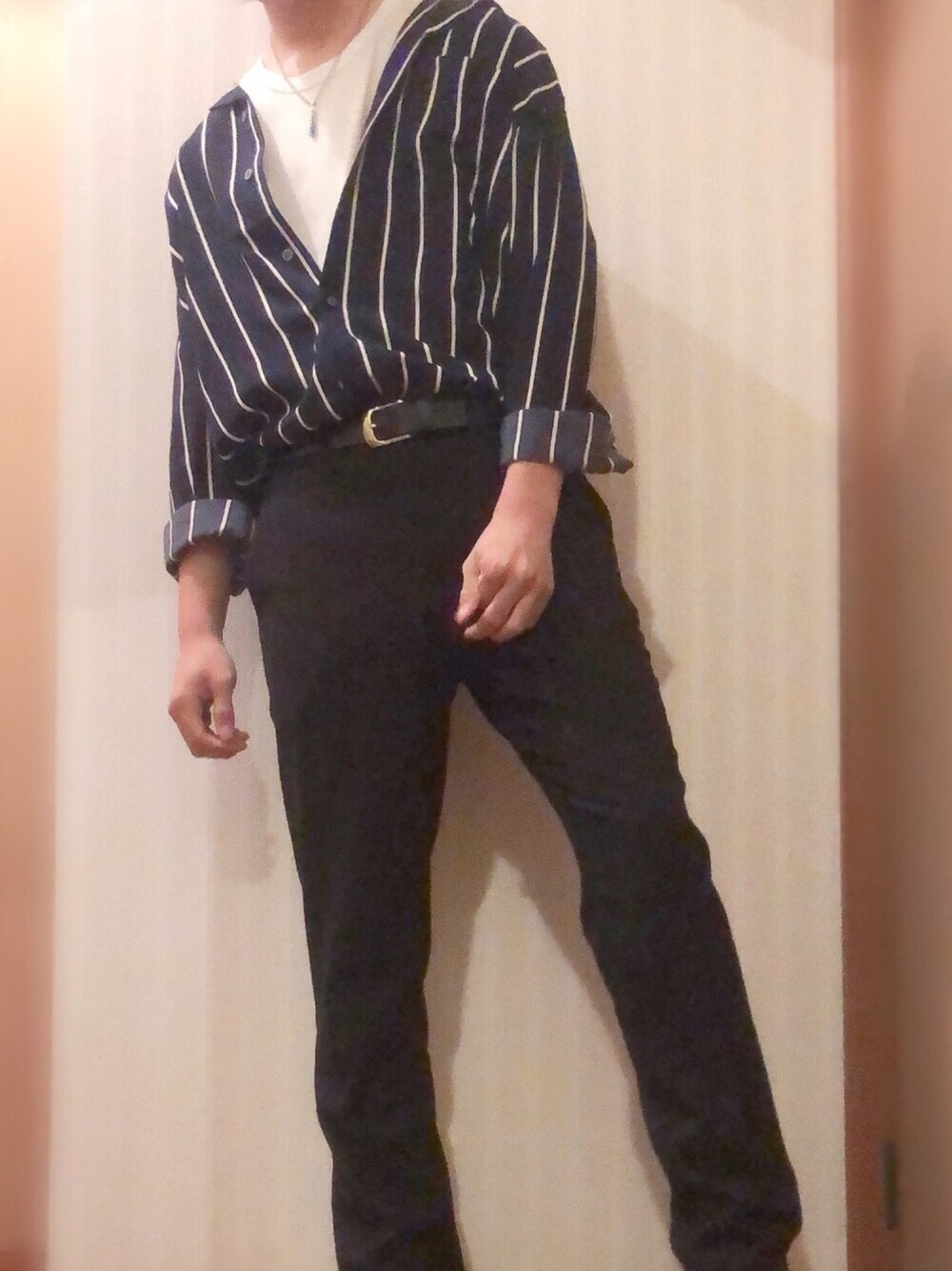 ブルー系のシャツ/ブラウス、ホワイト系のTシャツ/カットソー、ブラック系のパンツを着用したメンズの冬コーディネートの1枚目の写真