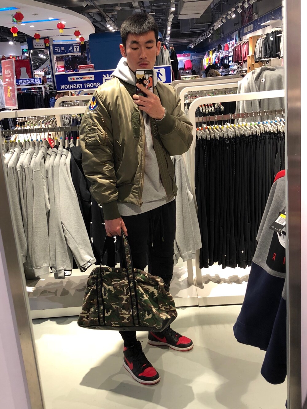 「厦门」｜「H&Mのアイテム（パーカー、グレー系）」を使った、ace陳炳航さん（メンズ・180cm）の冬コーディネートの1枚目の写真