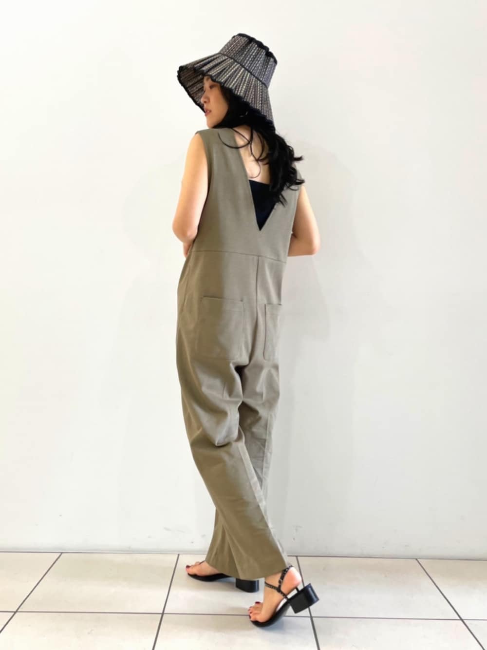 「シンプルコーデ、リラックススタイル、休日スタイル、夏コーデ、オトナカジュアル、おしゃれさんと繋がりたい、lornamurray、URBAN RESEARCH」｜「URBAN RESEARCHのバスクカットソーオールインワン（サロペット/オーバーオール、グリーン系）」を使った、mei.94Kさん（レディース・163cm）の春コーディネートの1枚目の写真