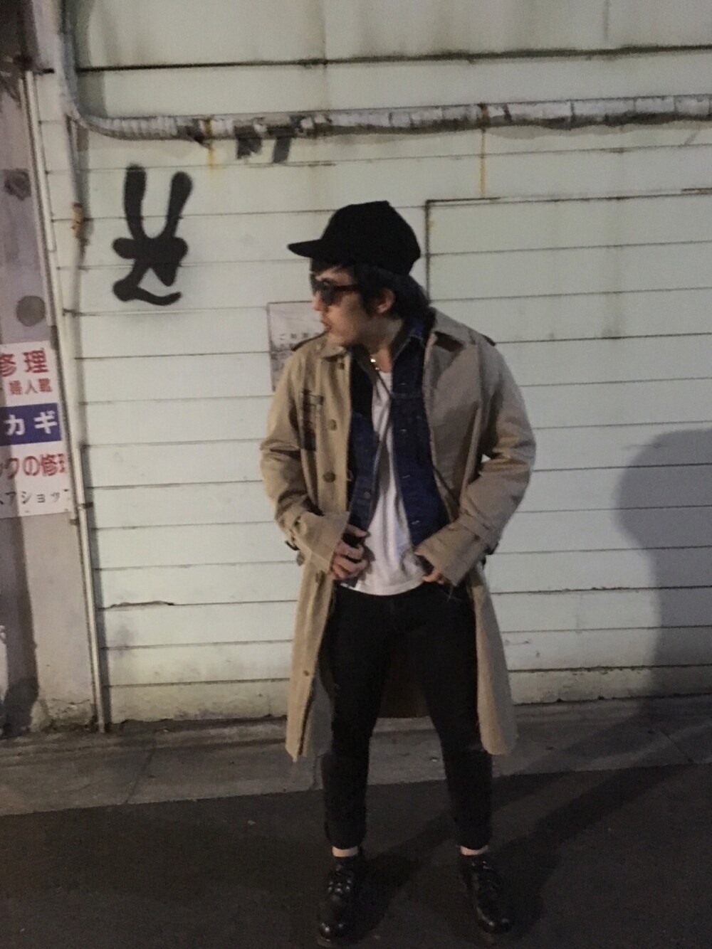 「黒スキニー、トレンチコート、Gジャン、Levi's、banalchicbizarre、LEE、COMESANDGOES、あけましておめでとうございます！、アウター、サコッシュ」｜「used  Levi'sのアイテム（デニムジャケット、ブルー系）」を使った、KAZUさん（メンズ・172cm）の冬コーディネートの1枚目の写真