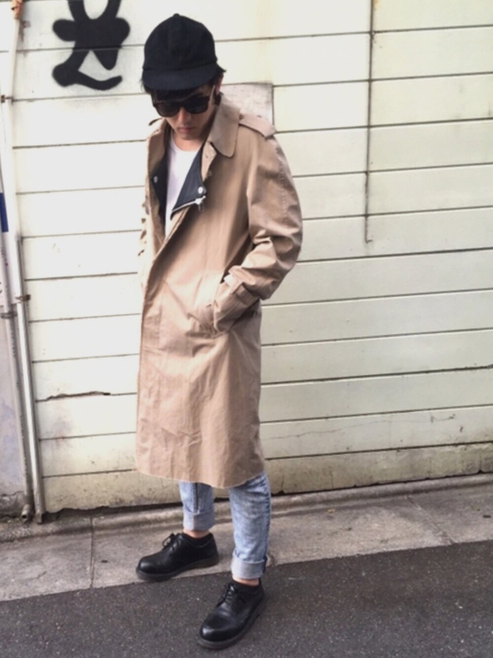 「ライダース、トレンチコート、banalchicbizarre、Dr.Martens、冬コーデ、アウター、重ね着」｜「Dr. MartensのDr.Martens （ドクターマーチン） / 3ホールブーツ 1461Z 3EYE GIBSON SHOE 11838002（ブーツ、ブラック系）」を使った、KAZUさん（メンズ・172cm）の冬コーディネートの1枚目の写真
