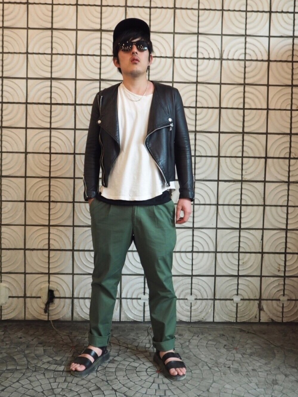 「banalchicbizarre、Dr.Martens、ライダース、used、journal standard、e.m.(e.m.)、おしゃれさんと繋がりたい、COMESANDGOES、banal chic bizarre」｜「COMESANDGOESのアイテム（キャップ、ブラック系）」を使った、KAZUさん（メンズ・172cm）の春コーディネートの1枚目の写真