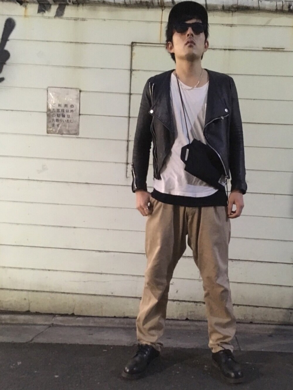 「ライダース、Dr.Martens、シンプルコーデ、レイヤードスタイル、banalchicbizarre、休日スタイル、zucca、春、banal chic bizarre」｜「COMESANDGOESのアイテム（キャップ、ブラック系）」を使った、KAZUさん（メンズ・172cm）の冬コーディネートの1枚目の写真
