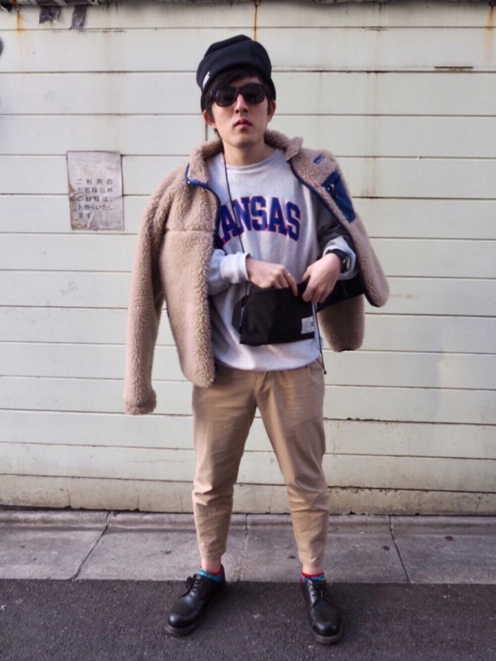 「冬、banalchicbizarre、チャンピオン、サコッシュ、Dr.Martens、patagonia、banal chic bizarre」｜「banal chic bizarreの2TONE BIG KNIT CAP（キャップ、ブラック系）」を使った、KAZUさん（メンズ・172cm）の冬コーディネートの1枚目の写真