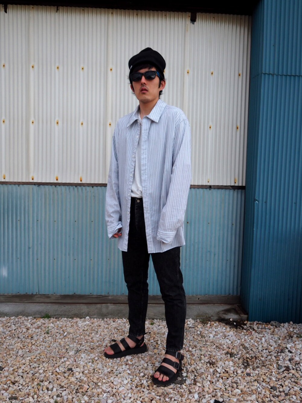 「UNUSED、westoveralls、Dr.Martens、banalchicbizarre、シンプルコーデ、ビッグシルエット、オトナカジュアル、シャツ、サンダル」｜「UNUSEDのアイテム（シャツ/ブラウス、グレー系）」を使った、KAZUさん（メンズ・173cm）の夏コーディネートの1枚目の写真