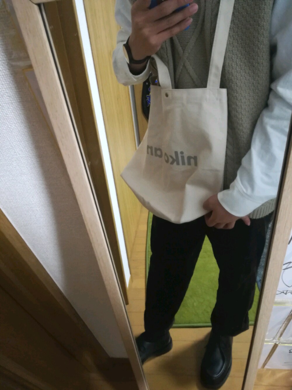 「ニットベスト」｜「Right-onのワイドコールトラウザー（チノパンツ、ブラウン系）」を使った、Youさん（メンズ・164cm）の冬コーディネートの1枚目の写真