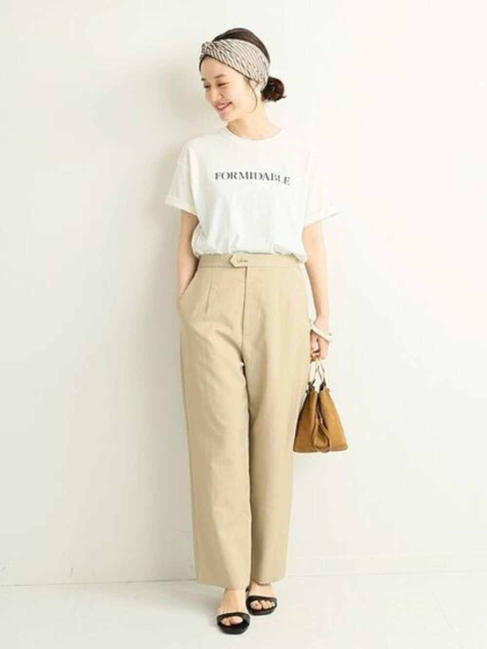 ベージュ系のその他パンツ、ホワイト系のTシャツ/カットソーを着用したレディースの夏コーディネートの1枚目の写真