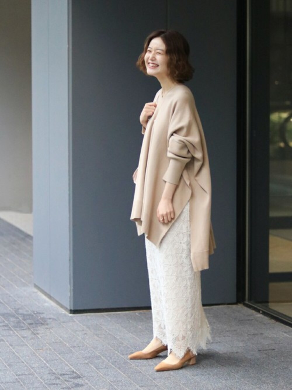 「ニット、シンプル、IENA、デート、休日コーデ、きれいめカジュアル、レーススカート、春、春コーデ、オトナ女子」｜「IENAのCotton ケーププルオーバー◆（ニット/セーター、ベージュ系）」を使った、endoさん（レディース・162cm）の冬コーディネートの1枚目の写真
