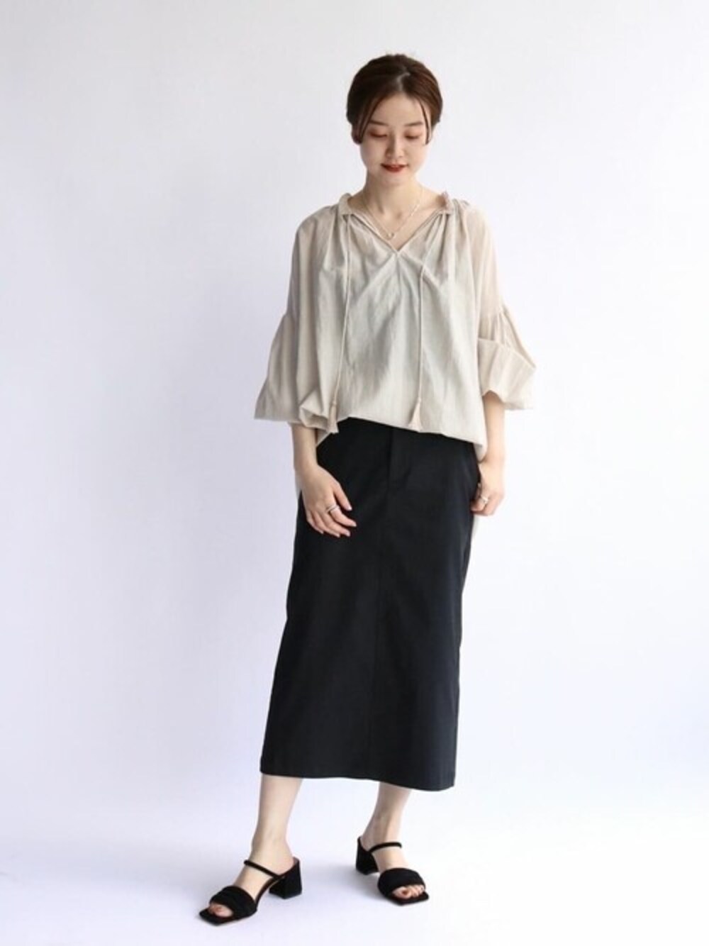 ブラック系のスカート、シルバー系のリングを着用したレディースの夏コーディネートの1枚目の写真