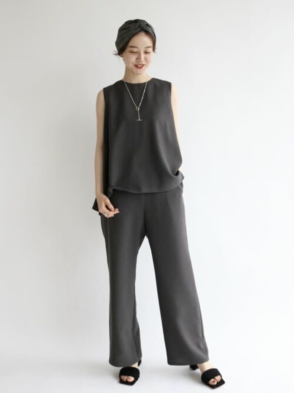 グレー系のその他パンツ、グレー系のシャツ/ブラウス、ブラック系のヘアバンドを着用したレディースの夏コーディネートの1枚目の写真