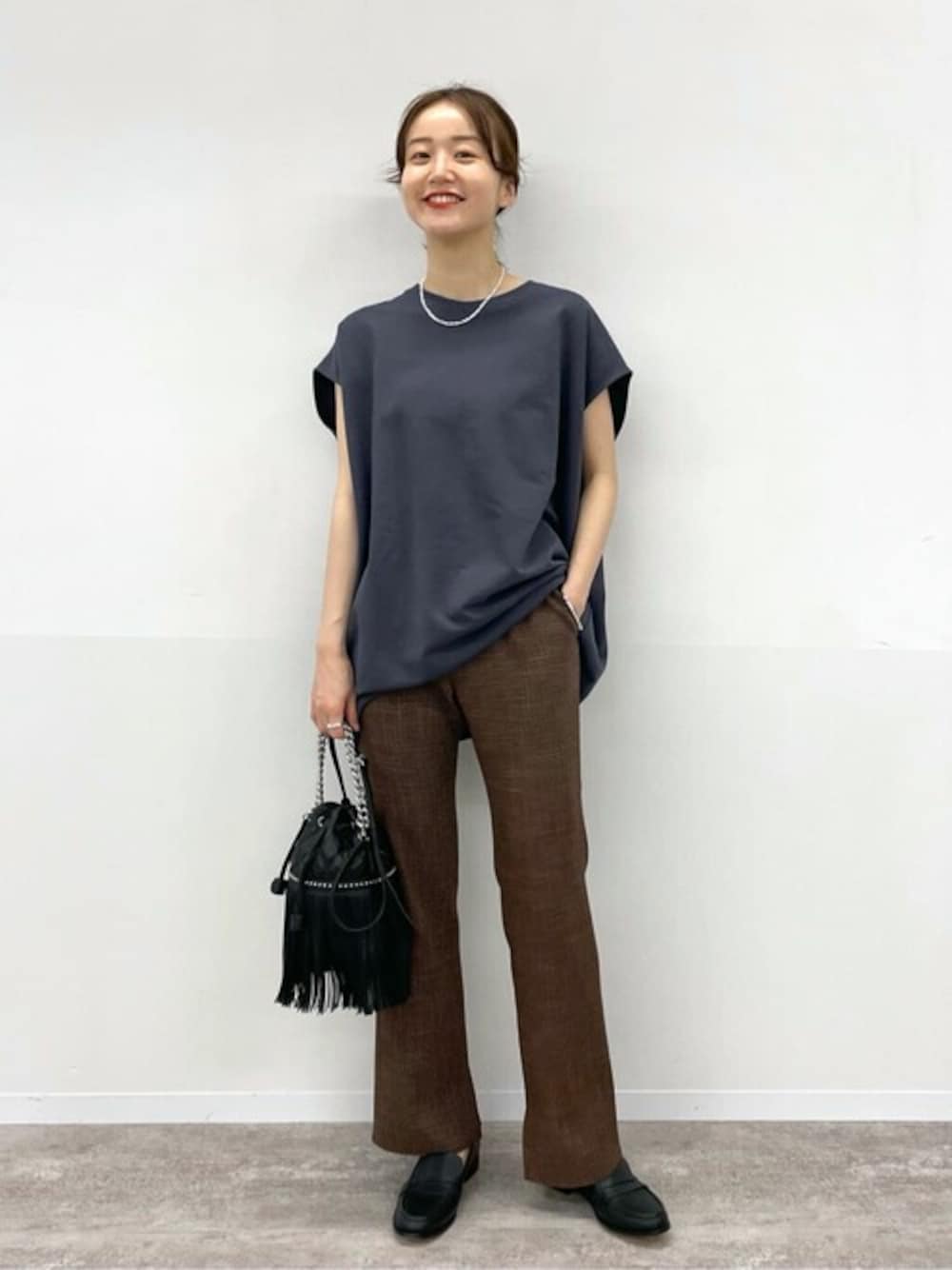 グレー系のTシャツ/カットソー、ブラウン系のその他パンツ、シルバー系のリングを着用したレディースの夏コーディネートの1枚目の写真