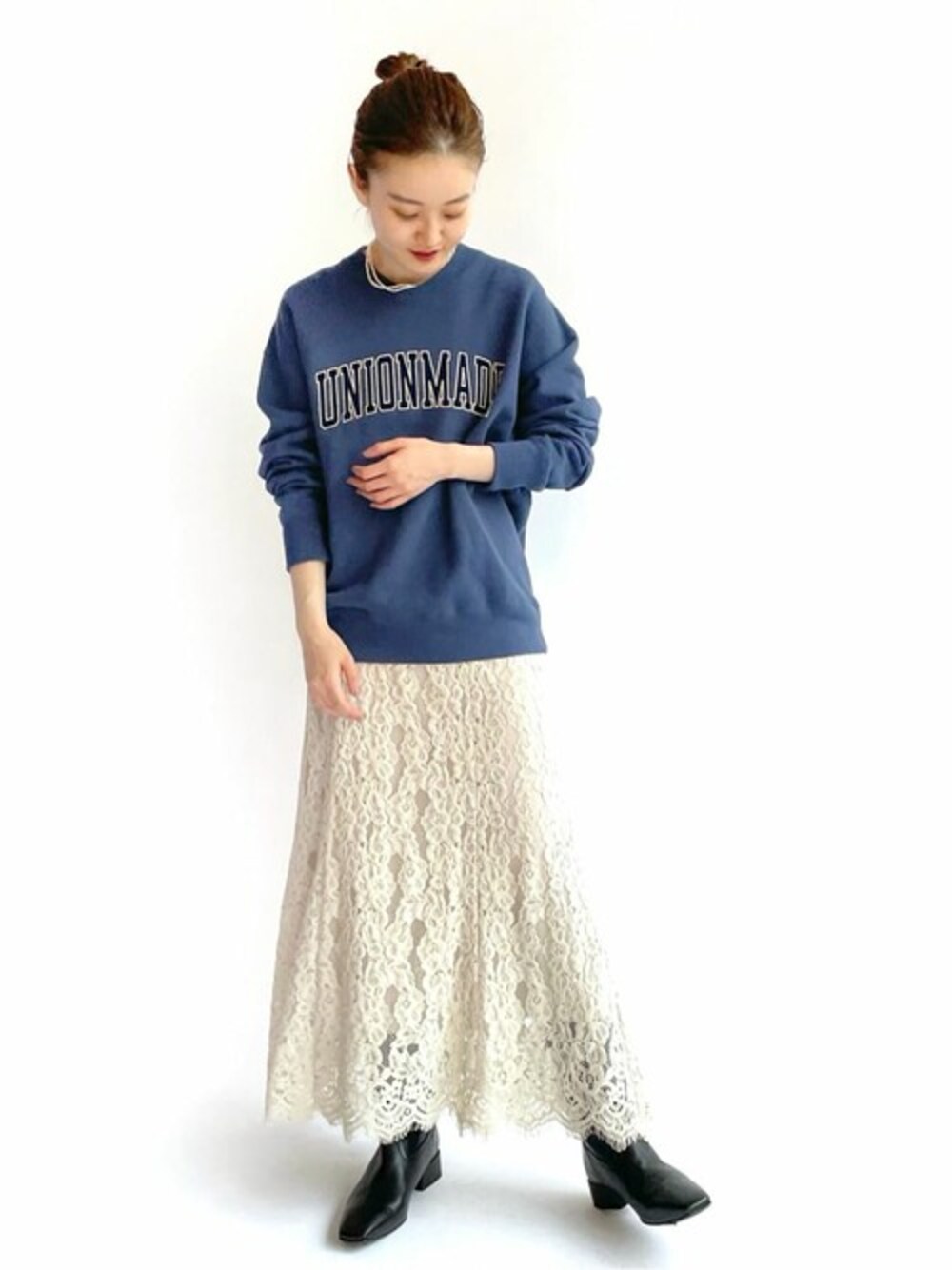 ブルー系のTシャツ/カットソー、ベージュ系のスカート、ブラック系のブーツを着用したレディースの秋コーディネートの1枚目の写真