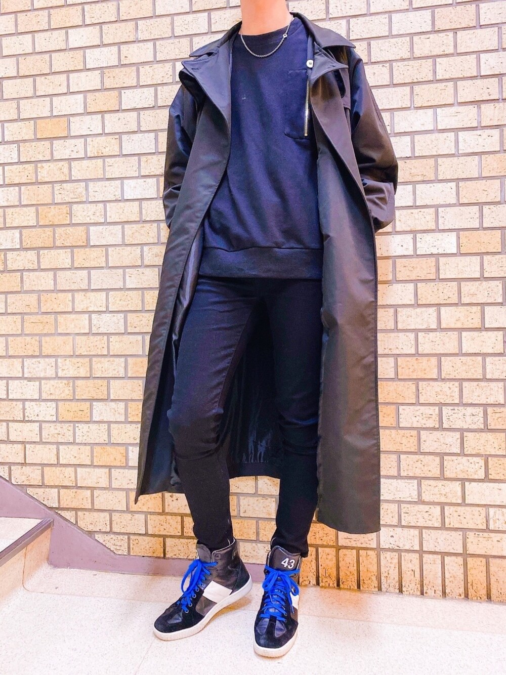 「冬コーデ、お洒落さんとつながりたい、黒コーデ、スキニー、ブラック、オールブラック、かっこいい」｜「act'mのact'm オーバーサイズ ポケットzip スウェット（スウェット、ブラック系）」を使った、Shoichiさん（メンズ・184cm）の冬コーディネートの1枚目の写真