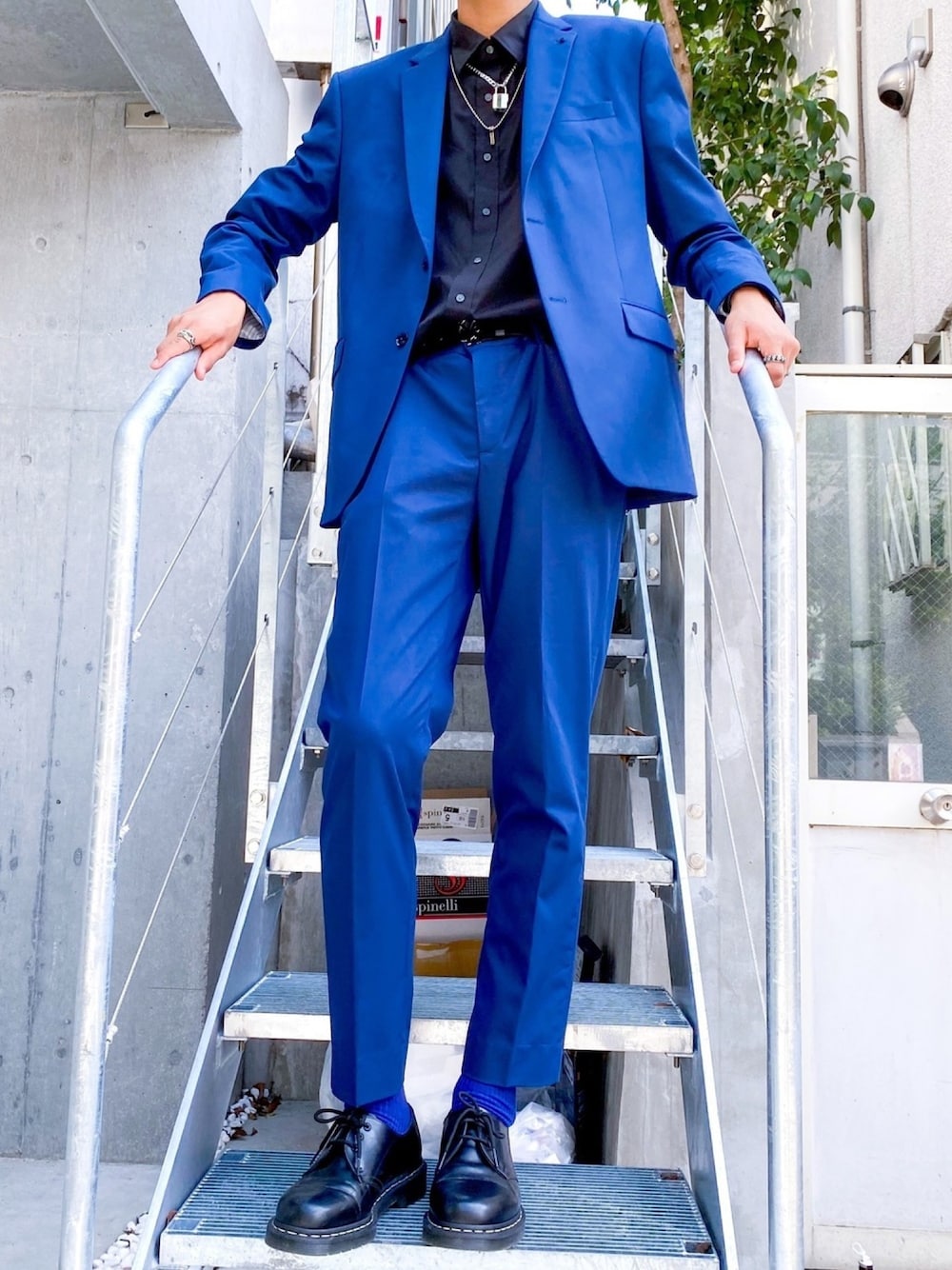 「おしゃれさんと繋がりたい、シャツスタイル、セットアップ、OY、ZARA、ドクターマーチン、UNIQLO、黒、ブルー、テーラードジャケット」｜「OYのロゴレザーベルト（ベルト、ブラック系）」を使った、Shoichiさん（メンズ・184cm）の春コーディネートの1枚目の写真
