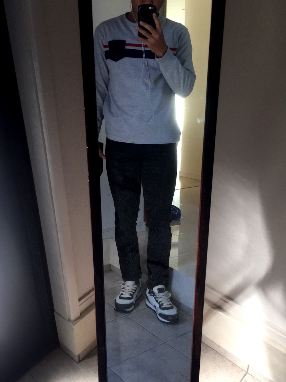 「歯医者」｜「Nudie Jeansのアイテム（デニムパンツ、ブラック系）」を使った、しんさん（メンズ・171cm）の秋コーディネートの1枚目の写真