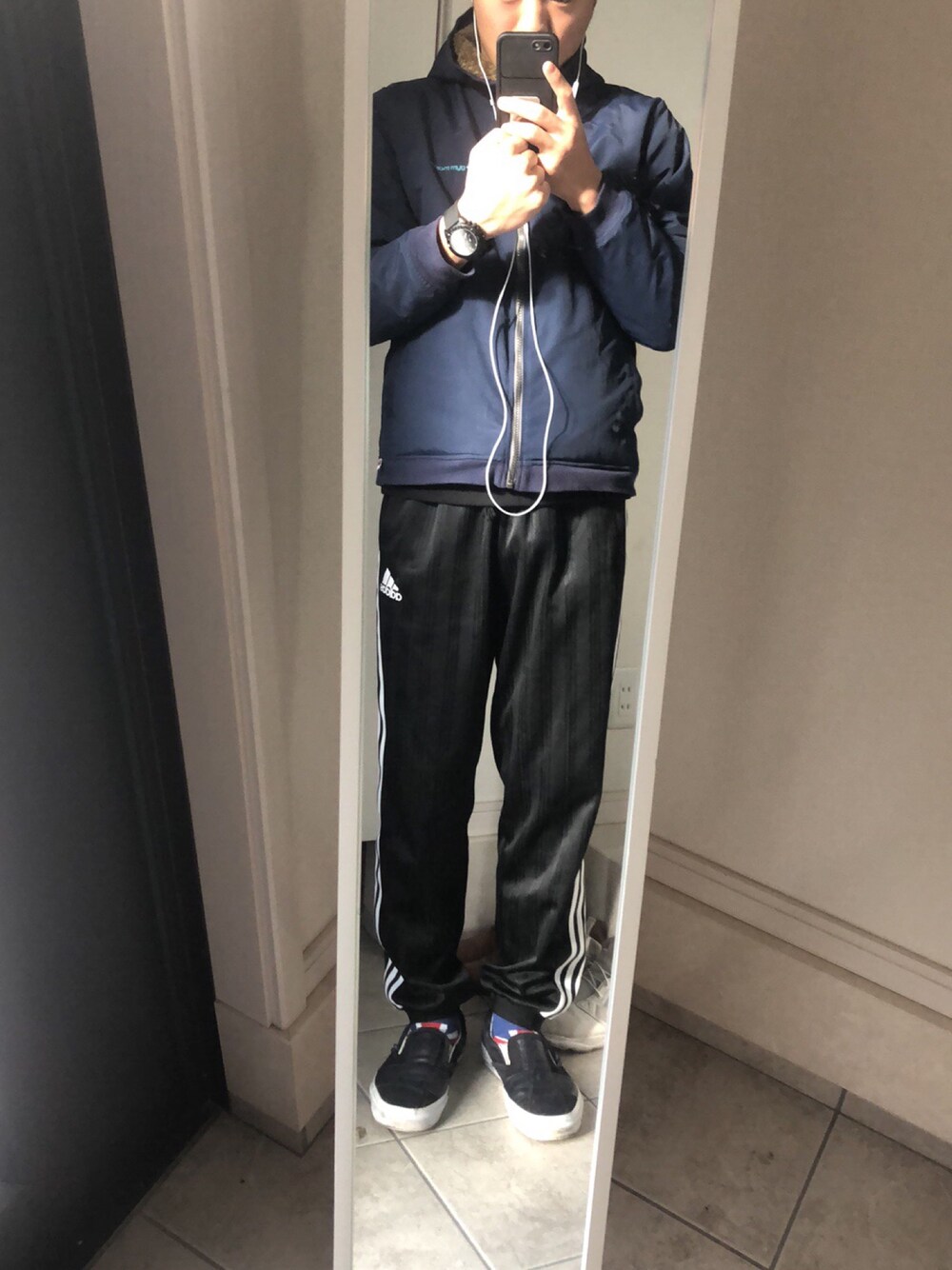 「gym masterのリバーシブル ボアxタスロンフードジャケット（ブルゾン、グリーン系）」を使った、しんさん（メンズ・172cm）の春コーディネートの1枚目の写真