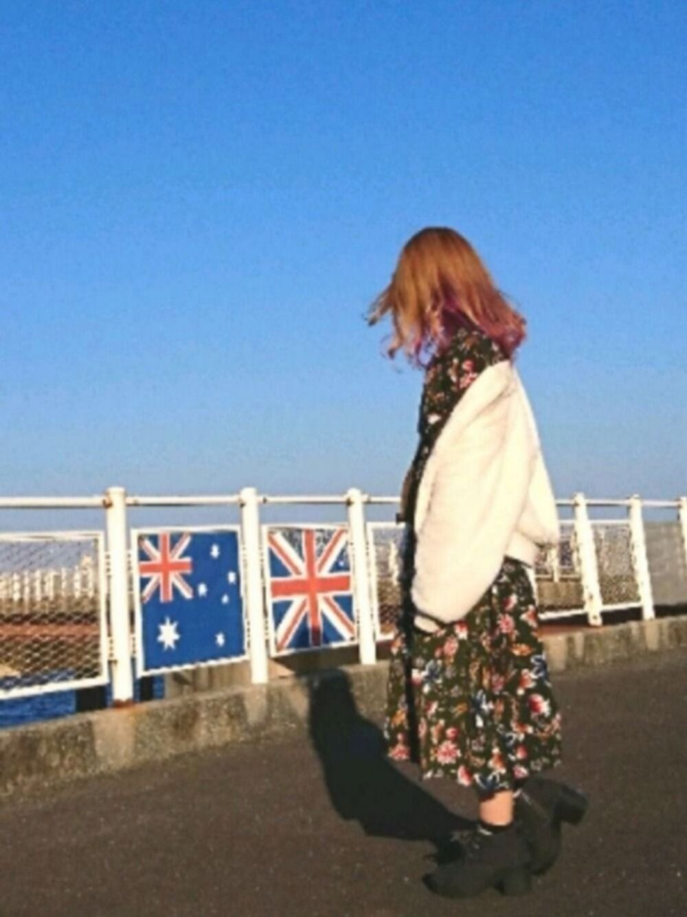 グリーン系のワンピース、グリーン系のMA-1、グレー系のその他シューズを着用したレディースの春コーディネートの1枚目の写真