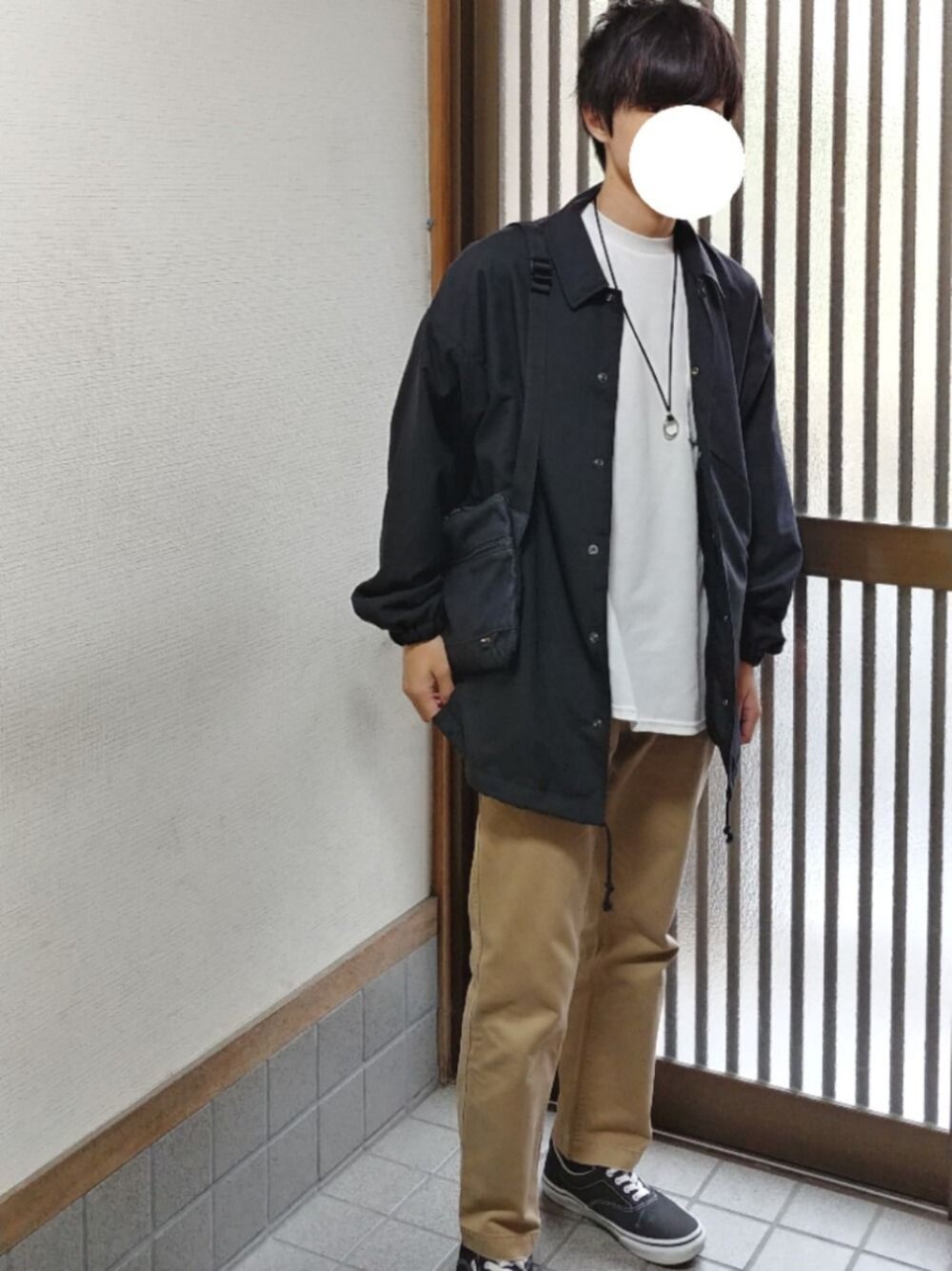 「低身長、kutir、GU、UNIQLO、グローバルワーク(GLOBAL WORK)、VANS、サコッシュ、コーチジャケット、オーバーサイズ、スニーカー」｜「VANSのVANS ヴァンズ AUTHENTIC PRO オーセンティックプロ VN0A3479QN8 (SUEDE)BLK/ASPT（スニーカー、ブラック系）」を使った、yuna(低身長)さん（メンズ・161cm）の秋コーディネートの1枚目の写真