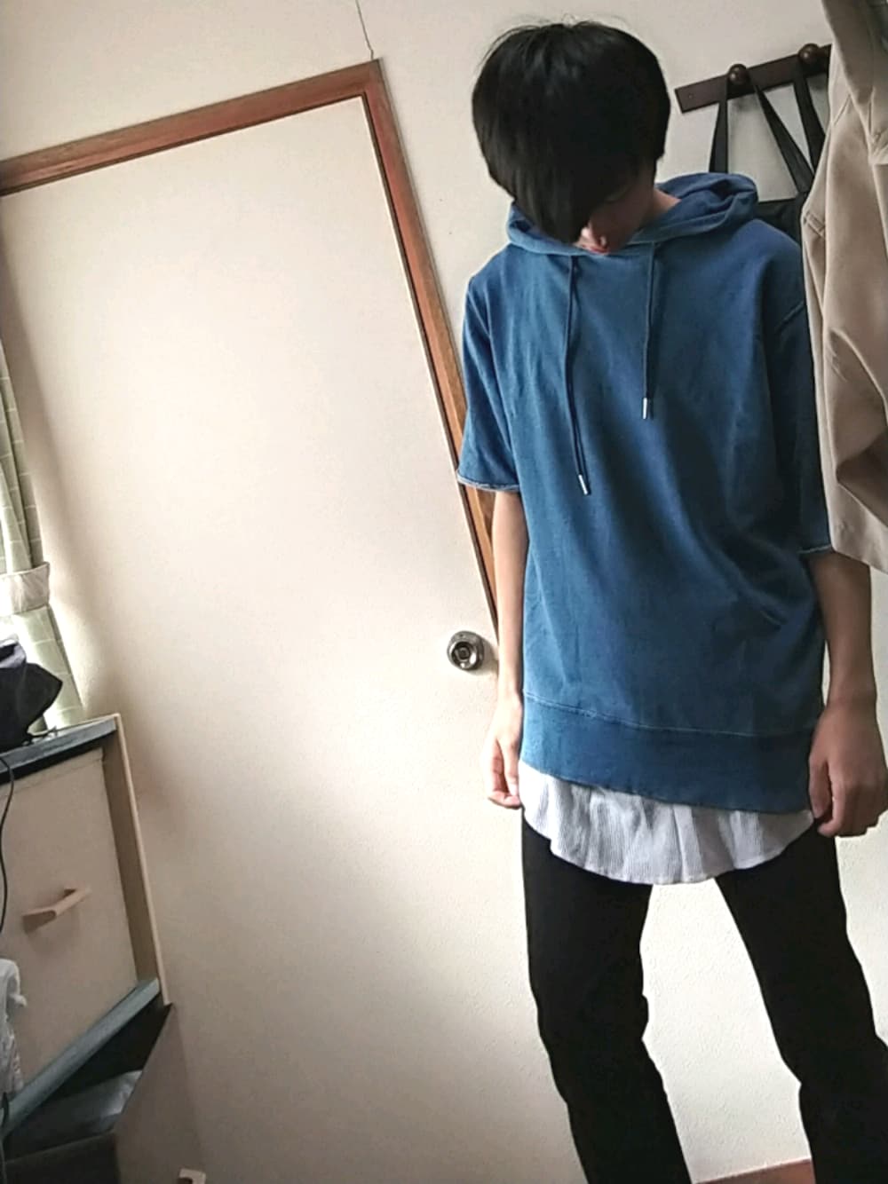 「GLOBAL WORK、GU、MinoriTY、黒スキニー、低身長、おしゃれさんと繋がりたい、シンプルコーデ、大学生、レイヤードスタイル」｜「GLOBAL WORKのウラケ半袖パーカー/738792（パーカー、ブルー系）」を使った、yuna(低身長)さん（メンズ・161cm）の秋コーディネートの1枚目の写真