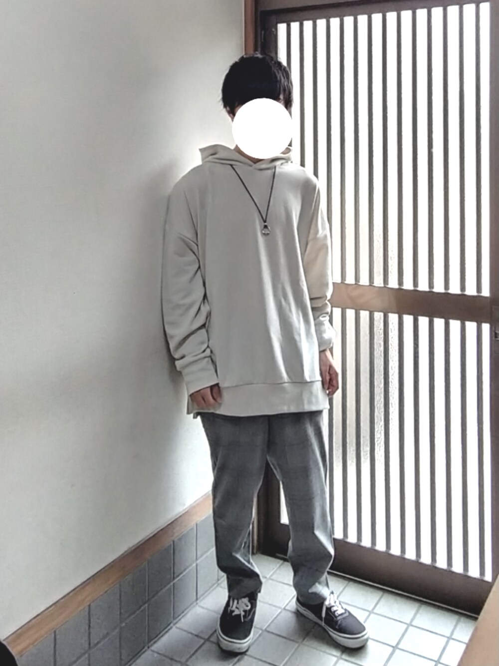 「プチプラ、パーカー、kutir、アンクルパンツ、GU、VANS、DOGO、GLOBAL WORK、大学生、低身長」｜「GLOBAL WORKのフェイクレザーコードネックレスFW/803236（ネックレス、ブラック系）」を使った、yuna(低身長)さん（メンズ・161cm）の秋コーディネートの1枚目の写真