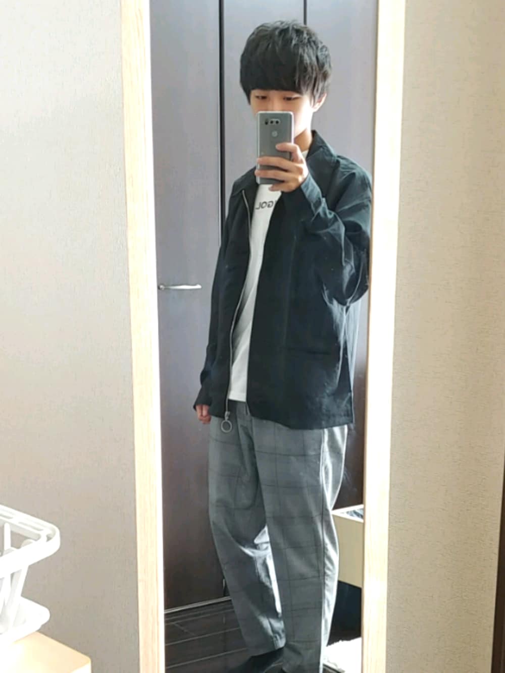 「低身長、KANGOL、MinoriTY、GU、チェックパンツ、グレンチェック、秋コーデ、ワイドパンツ、ドリズラージャケット、モノトーン」｜「MinoriTYのドリズラージャケット スイングトップ 無地 ストライプ チェック 韓国（ブルゾン、ブラック系）」を使った、yuna(低身長)さん（メンズ・161cm）の秋コーディネートの1枚目の写真