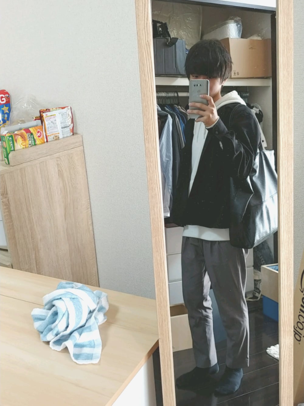 「低身長、低身長コーデ、EMMA  CLOTHES、GU、THE CASUAL(THE CASUAL)、ZIP FIVE、モノトーン、プチプラ、パーカー、オープンカラーシャツ」｜「EMMA CLOTHESのブライトポプリンリラックスオープンカラーシャツ Poplin Open Collar Shirt（シャツ/ブラウス、ブラック系）」を使った、yuna(低身長)さん（メンズ・161cm）の秋コーディネートの1枚目の写真