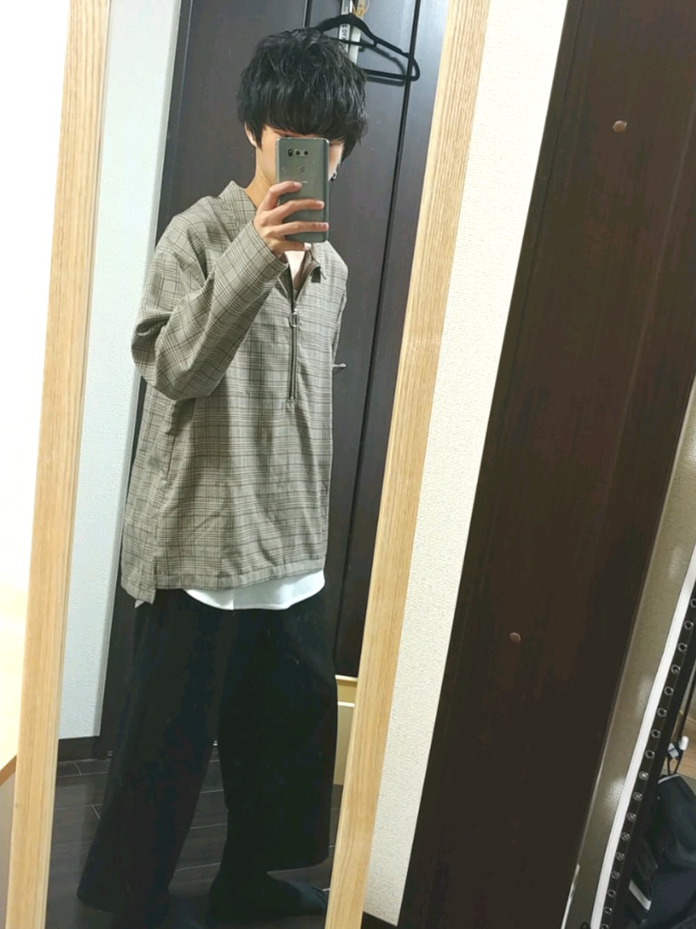 「低身長、低身長コーデ、kutir、MinoriTY、チェックシャツ、レイヤードスタイル、秋、ワイドパンツ、リングジップ、チェック」｜「kutirのhalfzip shirts / 襟付きハーフジップシャツプルオーバー（シャツ/ブラウス、ベージュ系）」を使った、yuna(低身長)さん（メンズ・161cm）の秋コーディネートの1枚目の写真