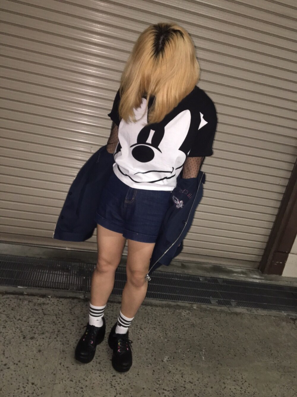 ブラック系のTシャツ/カットソー、ブラック系のトップス、ブルー系のジャケット/アウターを着用したレディースの冬コーディネートの1枚目の写真