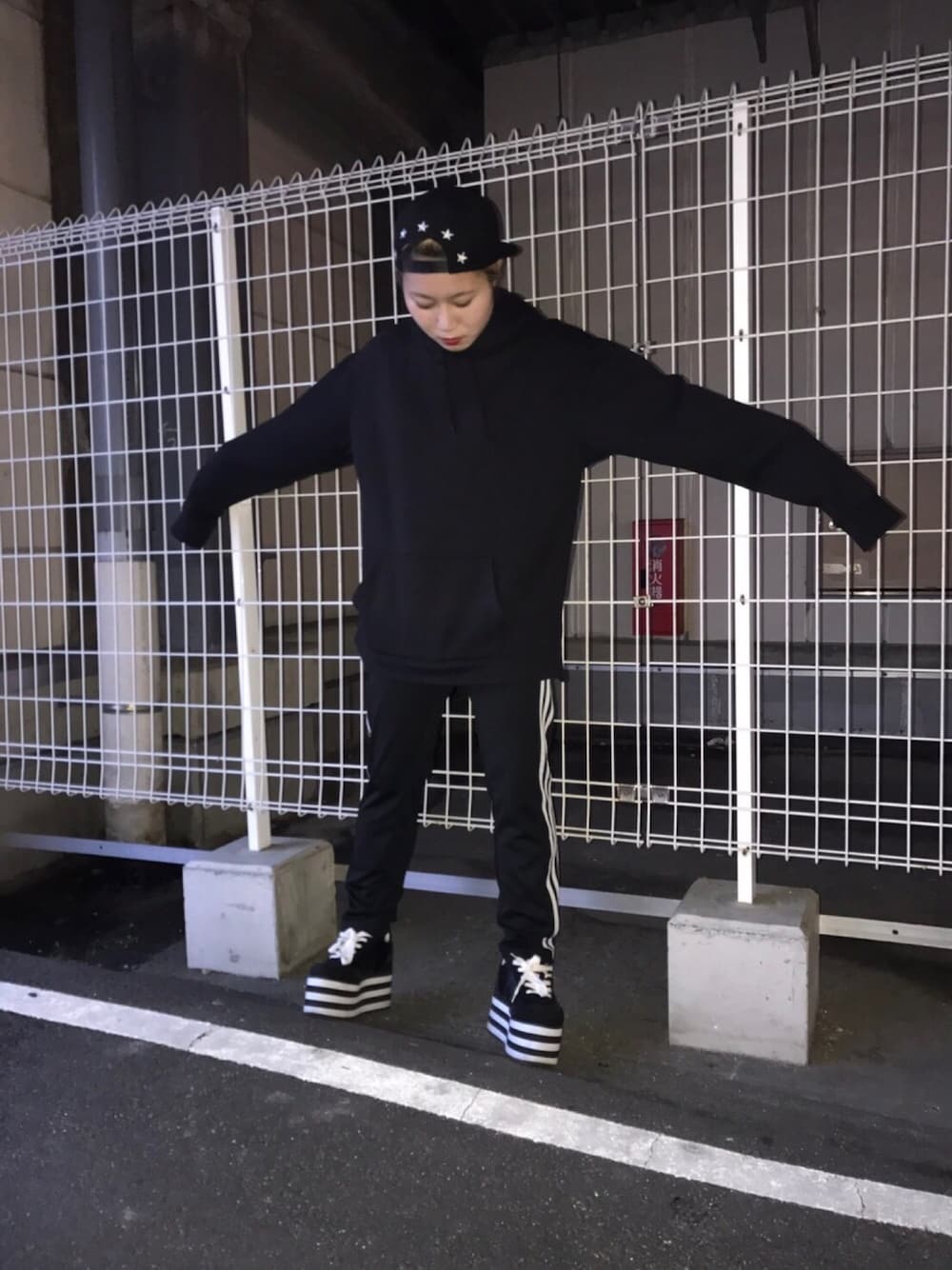 「オールブラック、WEGO、adidas、メンズコーデ」｜「EXOのアイテム（キャップ、ブラック系）」を使った、えれなさん（レディース・158cm）の春コーディネートの1枚目の写真